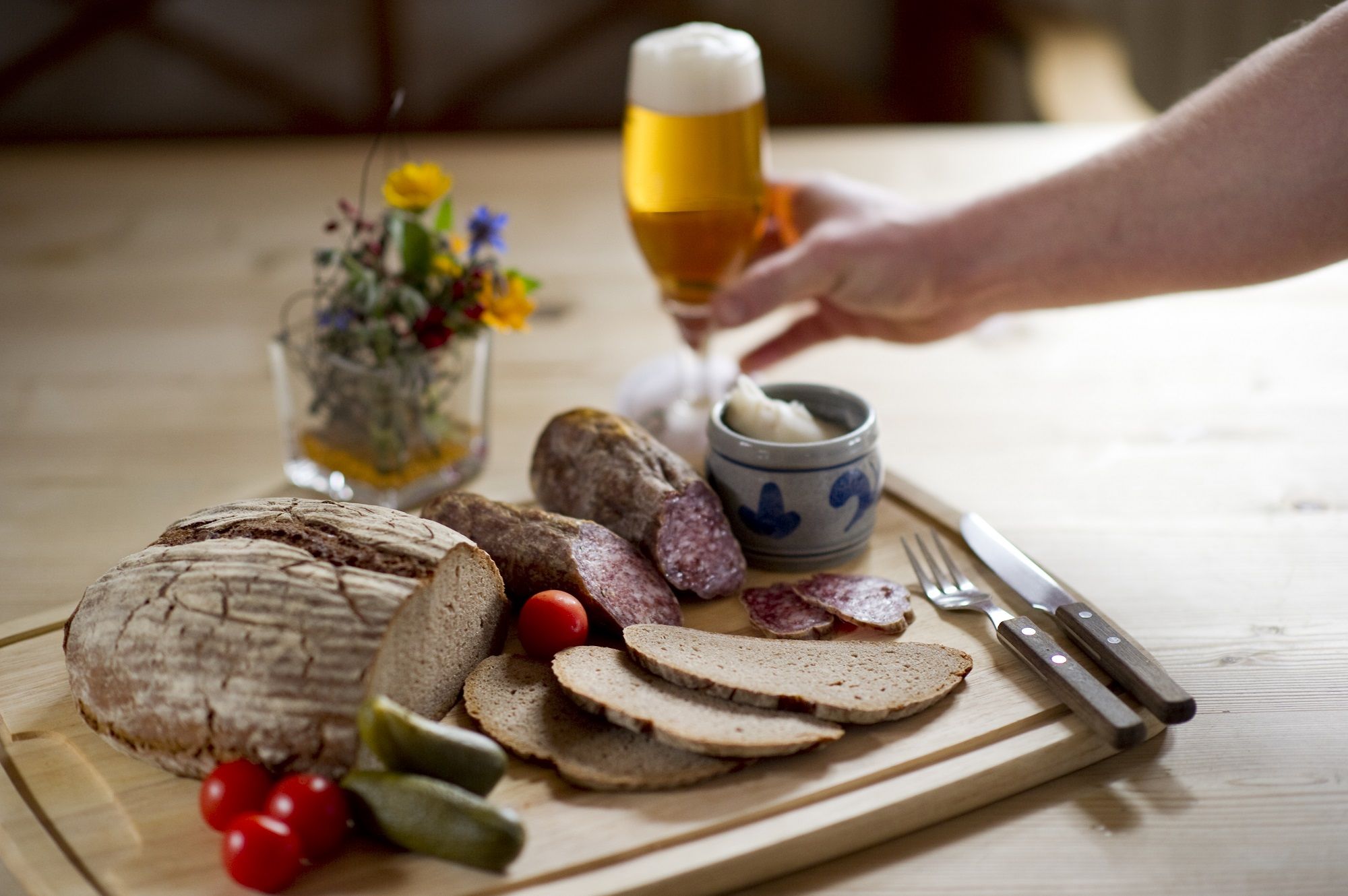 Von der Ahlen Wurscht bis zur Sterneküche: Bei einem Urlaub in der GrimmHeimat NordHessen erlebst man die ganze Vielfalt kulinarischer Genüsse.