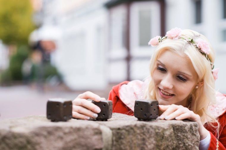 GrimmHeimat NordHessen - Reinhardswald - Dornröschen vor dem Würfelturmdenkmal in Hofgeismar
