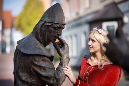 GrimmHeimat NordHessen - Reinhardswald - Dornröschen vor dem Würfelturmdenkmal in Hofgeismar