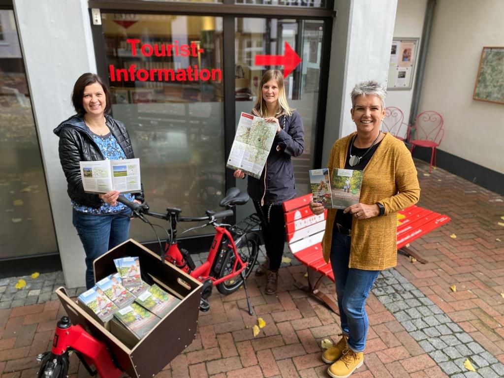 Prospekte werden vor der Tourist-Information ausgestellt