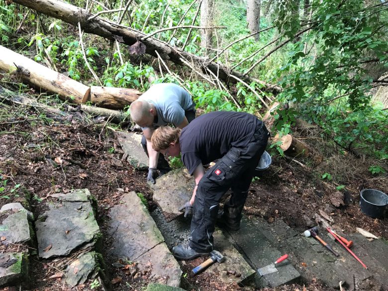 Die Naturpark-Mitarbeiter kümmern sich um die Wanderwege, hier setzen sie Himmelsleiter in Bad Karlshafen instand